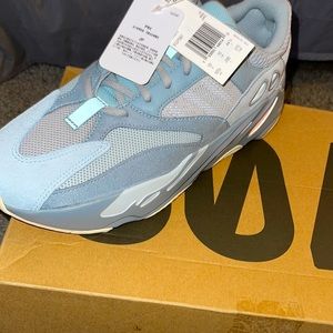 Yeezy interia size 10.5